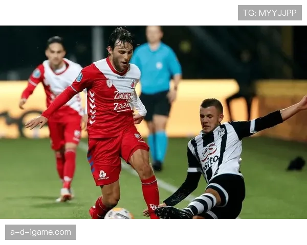 乌德勒支主帅创新战术奏效，率队强势复兴引多方关注